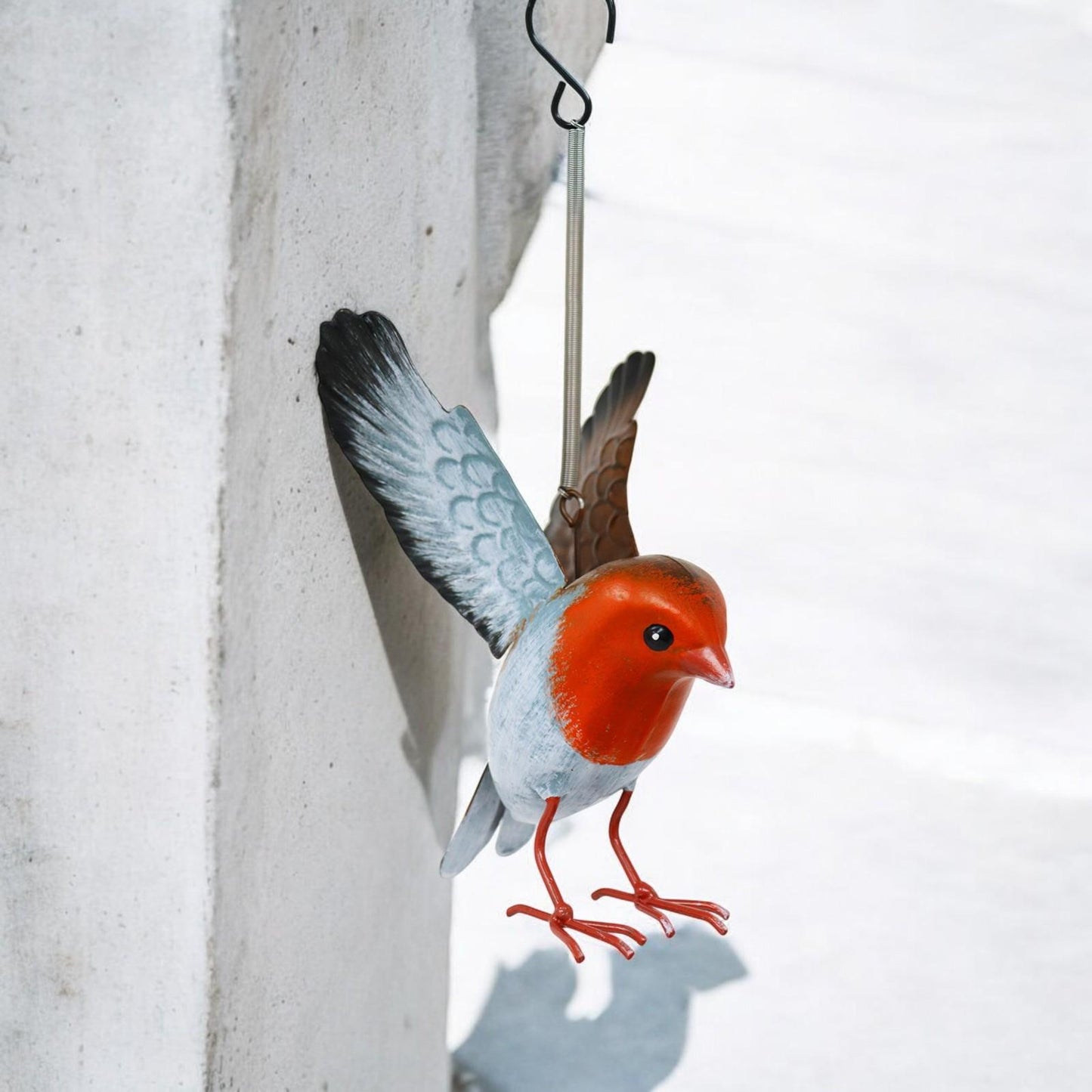 Small Metal Hanging Robin (14cm x 10cm x 10cm) – Handcrafted Weather-Resistant Bird Ornament – Decorative Hanging Robin Sculpture for Garden